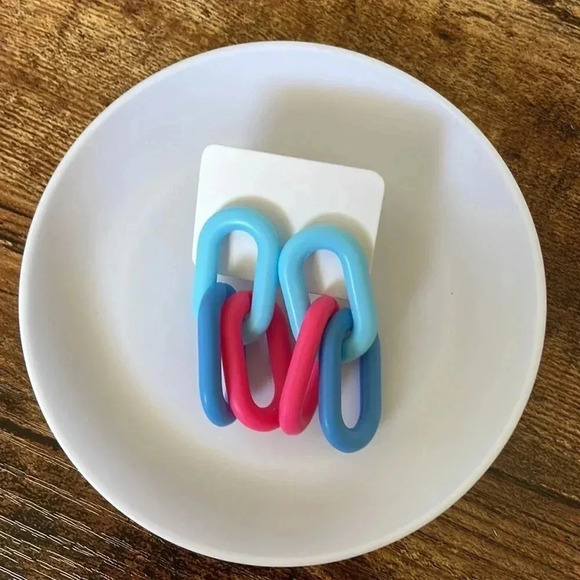 ❤️ NEW 2/$20 or 3/$25 Lightweight Acrylic Chainlink Earrings Blue and Hot Pink - Picture 3 of 4